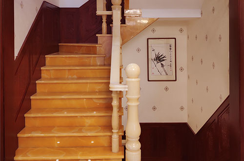 广饶中式别墅室内汉白玉石楼梯的定制安装装饰效果